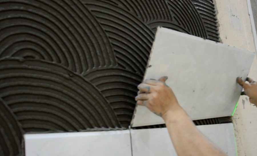 瓷砖粘结剂铺贴是怎样压？